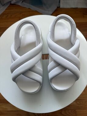 Preowned Women’s Size 9 Nike Air Max Isla White/Off White Sandals